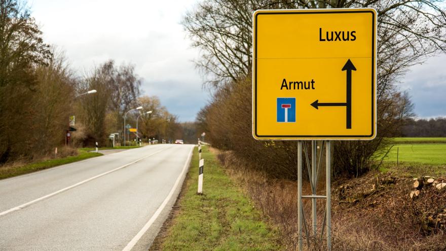 Straßenschild Armut Luxus KVF Verbraucherforschung Klaus-Remmer Fotolia