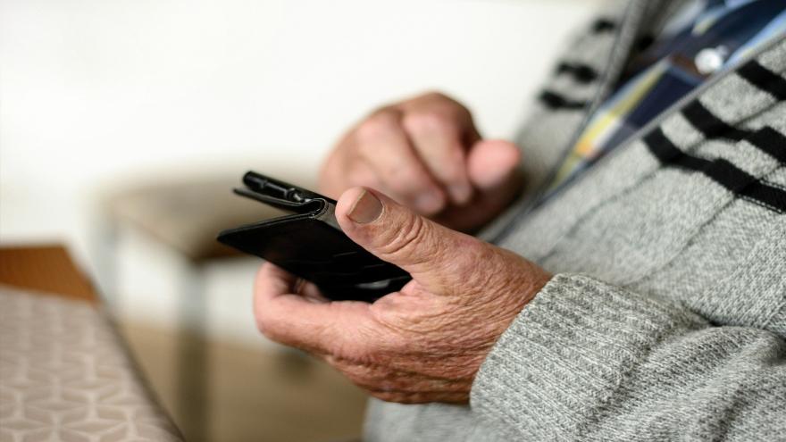 smartphone senior congerdesign pixabay